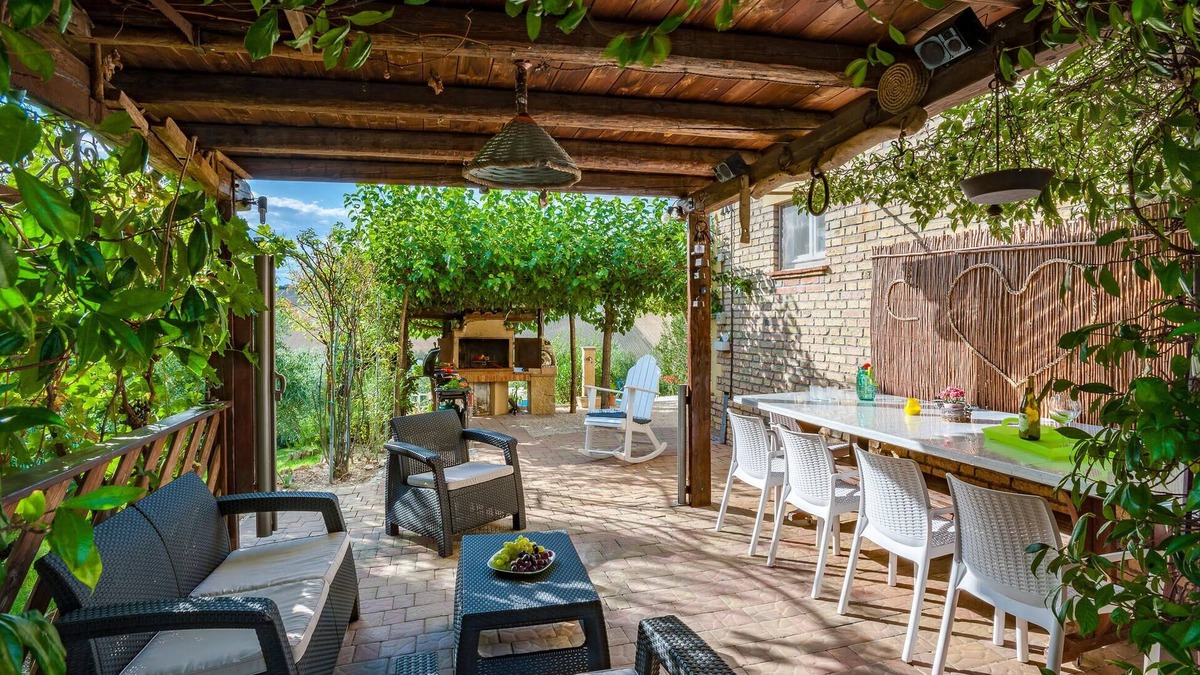 Arcevia House | Cosy holiday home with pool for a great holiday.