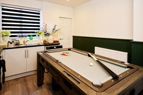 Wyken House | Cosy Home 900Mbps Wi-Fi Workspace Near Coventry City Centre sleeps 8 Free Parking Pool Table and Games