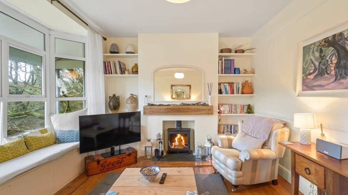 Looe House | Cosy Home on the Waterfront, Private Parking