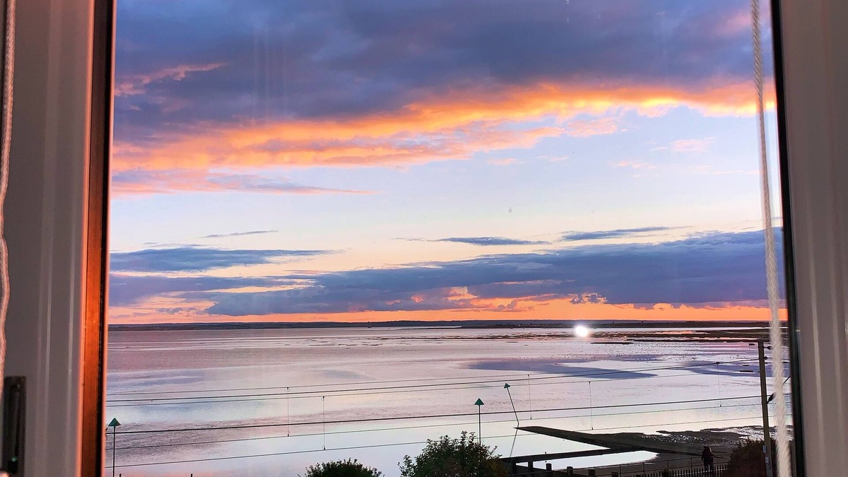 Leigh-on-Sea House | Cosy Hot Tub Beach House with Panoramic Views of LeighonSea Estuary + Fireplace