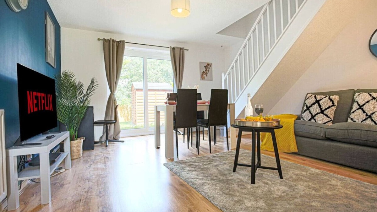 Milton Keynes House | Cosy House - Free Parking + Fast Wifi and SmartTV