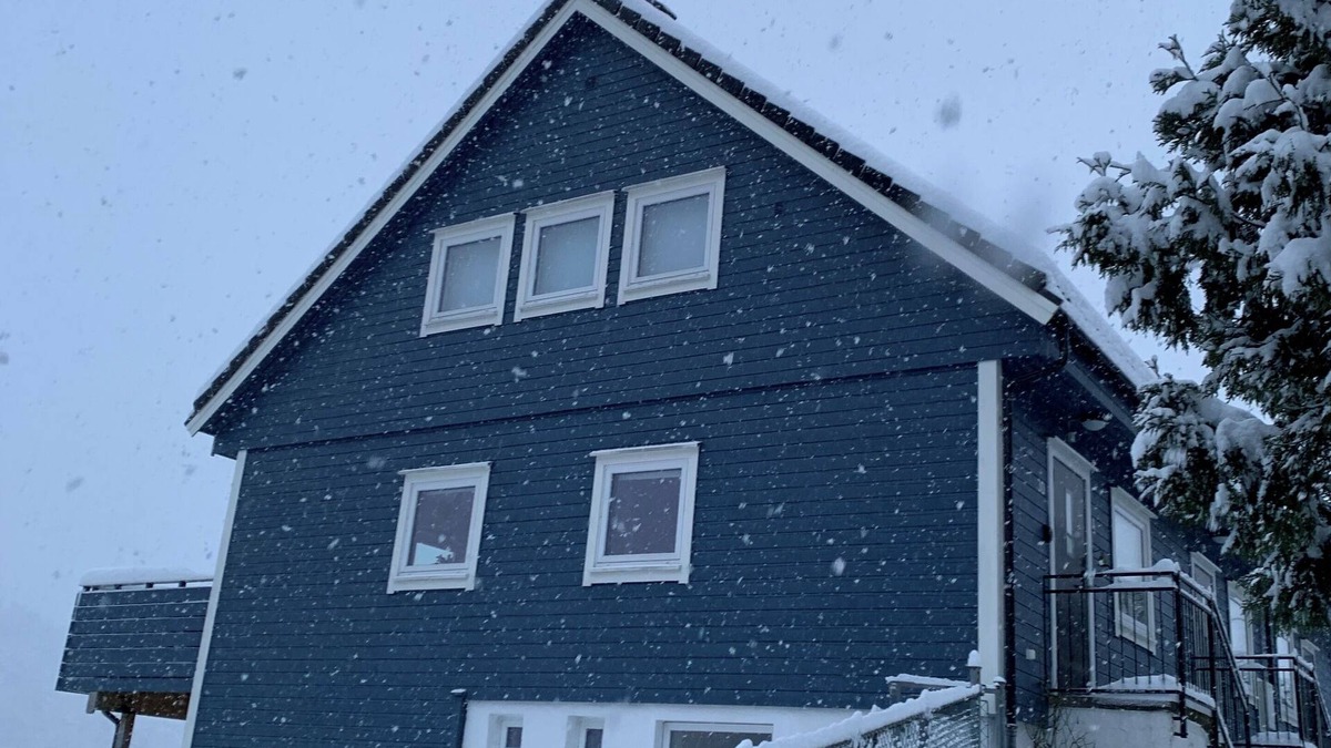 Arstad House | Cosy house with sunny balcony, mountains and fjord view!