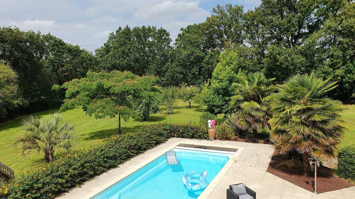 Betton House | Cosy house with swimming pool in landscaped grounds