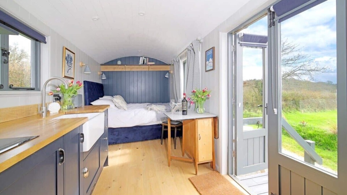 Sidmouth Cabin | Cosy Hut w/Sea Views & Outdoor Shower