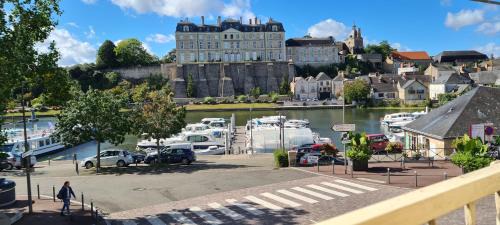 Sable-sur-Sarthe Apartment | Cosy idéal, appart vue sur le port et le château, plein centre, stationnement facile