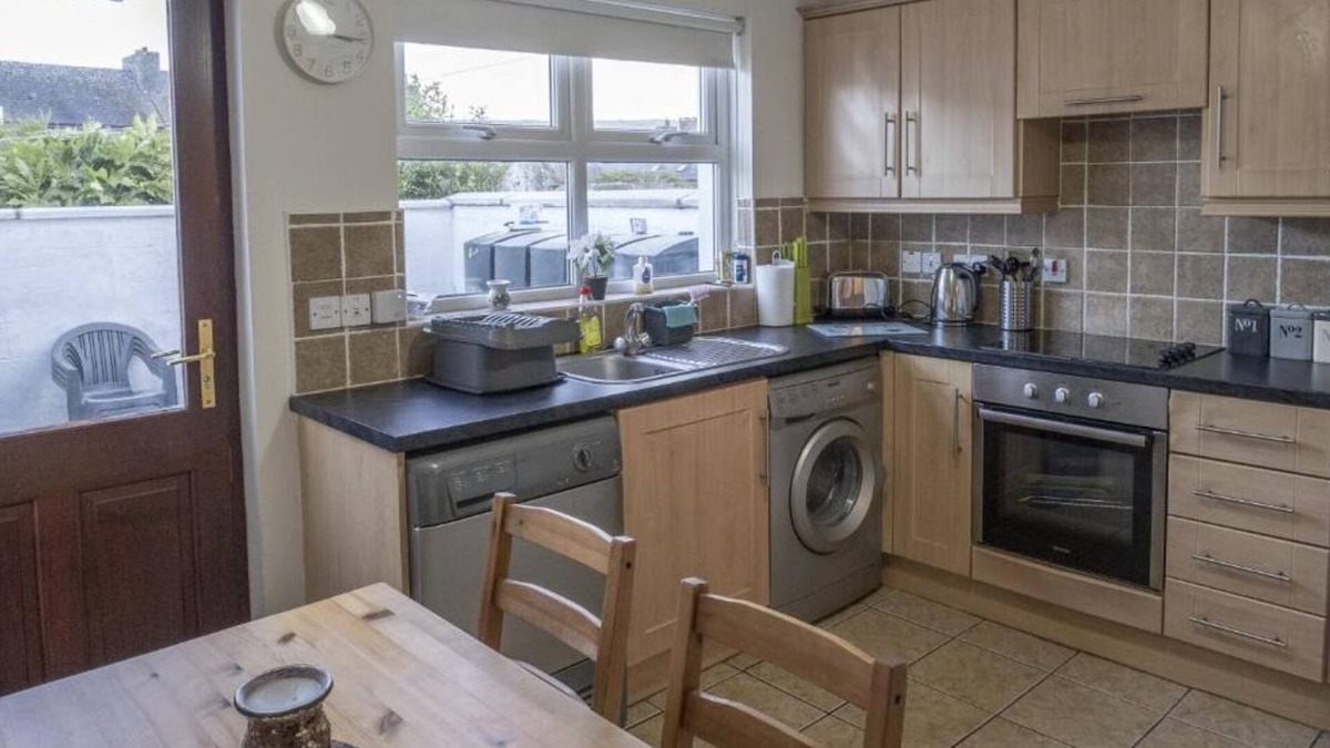 Carnlough House | Cosy Idealic Holiday let set in a Beautiful Coastal Village With all Amenities