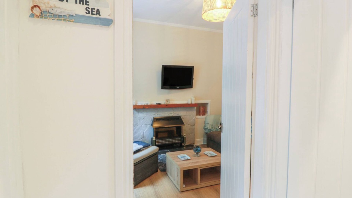 Millport Cottage | COSY IN, character holiday cottage, with a garden in Millport