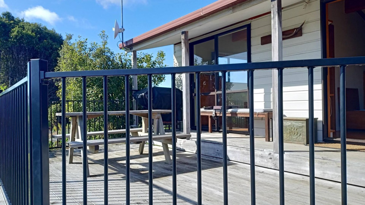 Papatowai House | Cosy kiwi holiday home with beautiful view and a short stroll to the beach!
