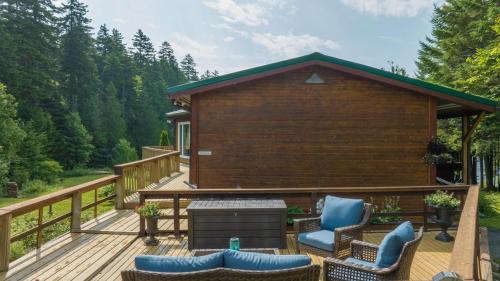 Clifton Royal House | Cosy Lake Paradise 4-Bed Retreat Pet Friendly