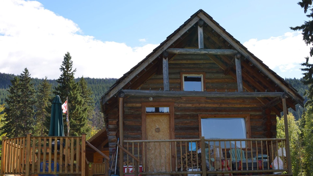 Canim Lake Cabin | Cosy Lakefront Log Cabin