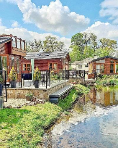 Dunning House | Cosy Lakeside Lodge - Water Views - Min 3 Night Stay