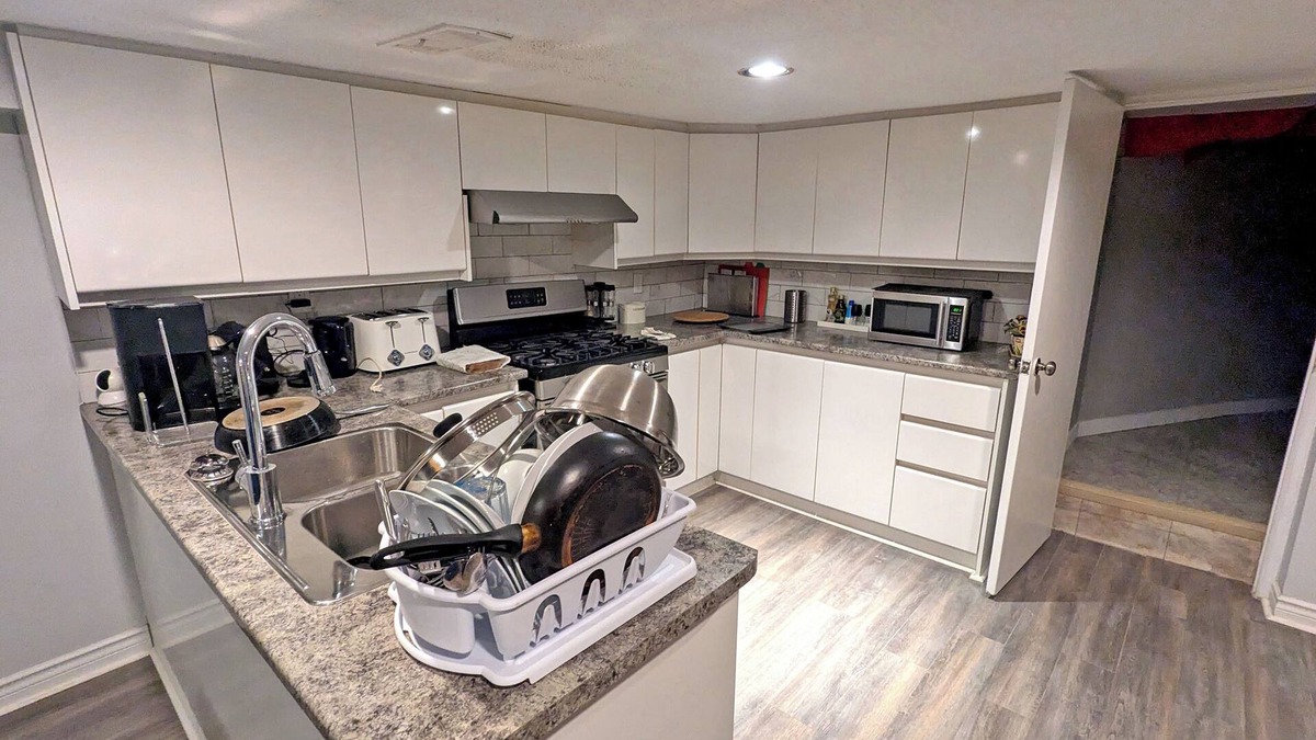 Regal Heights House | Cosy large 2-bedroom basement apartment in Corso Italia, Toronto with WiFi, AC