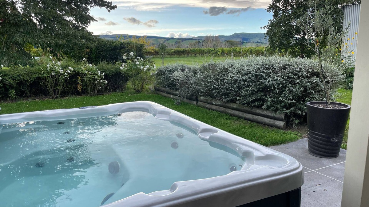 Waipara Bed & Breakfast | Cosy little getaway with amazing hot tub and wineries on your doorstep