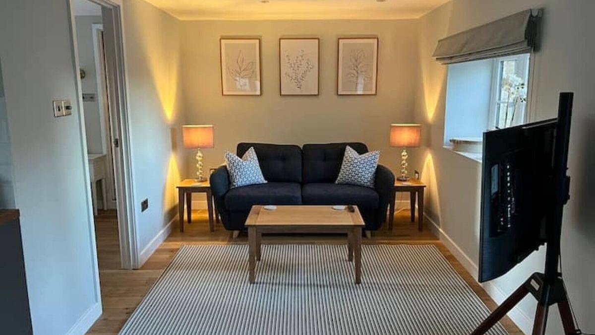 Bourton House | Cosy lodge, Stow-on-the Wold.