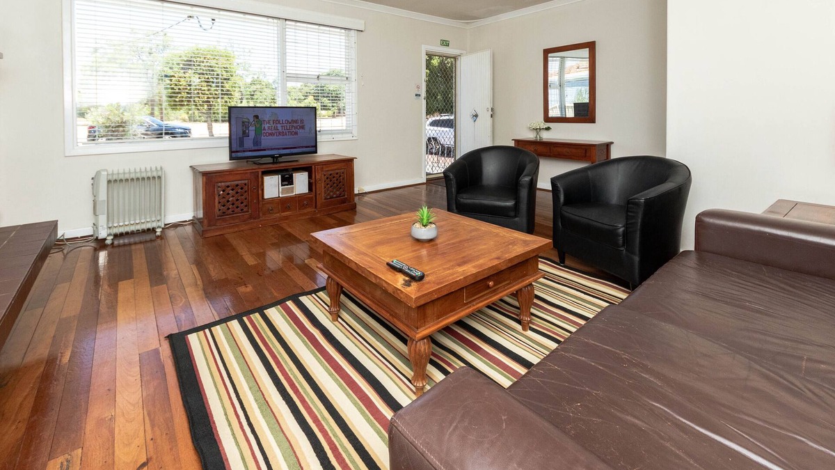 Thornlie House | Cosy Lodge Thornlie - comfort at value price.