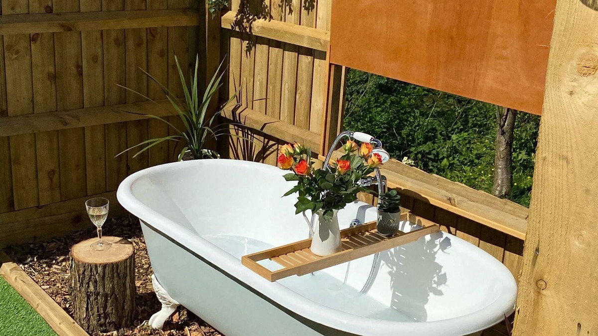Ventnor Cabin | Cosy lodge with an outdoor bath on the Isle of Wight.