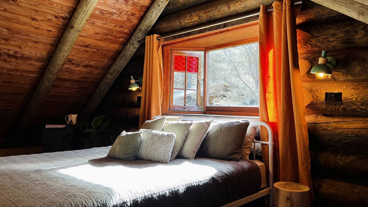 Hikuai Cabin | Cosy Log Cabin! Perfect for all those wanting to relax, destress and reconnect.