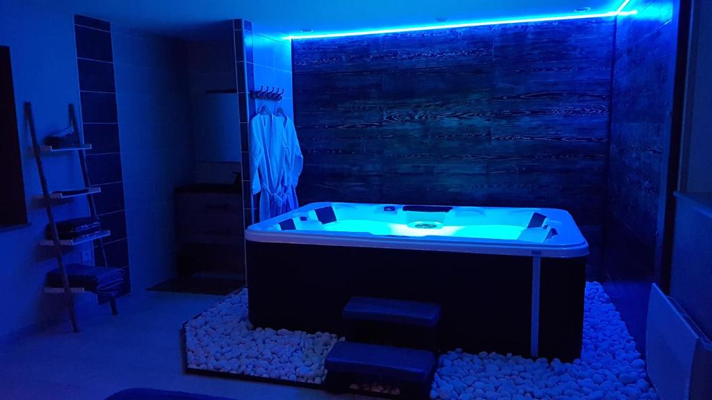 Cemboing Apartment | Cosy Love & Spa Love room avec spa, hammam et sauna privatif