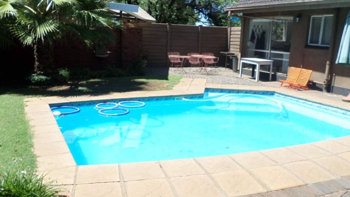 Meyerton House | Cosy Luxury En-suite (pool & lappa)