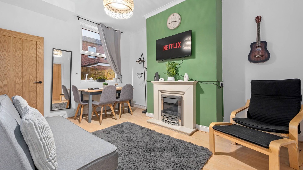 Salford House | Cosy Manchester 4-bed home with a fully equip kitchen, pet friendly!