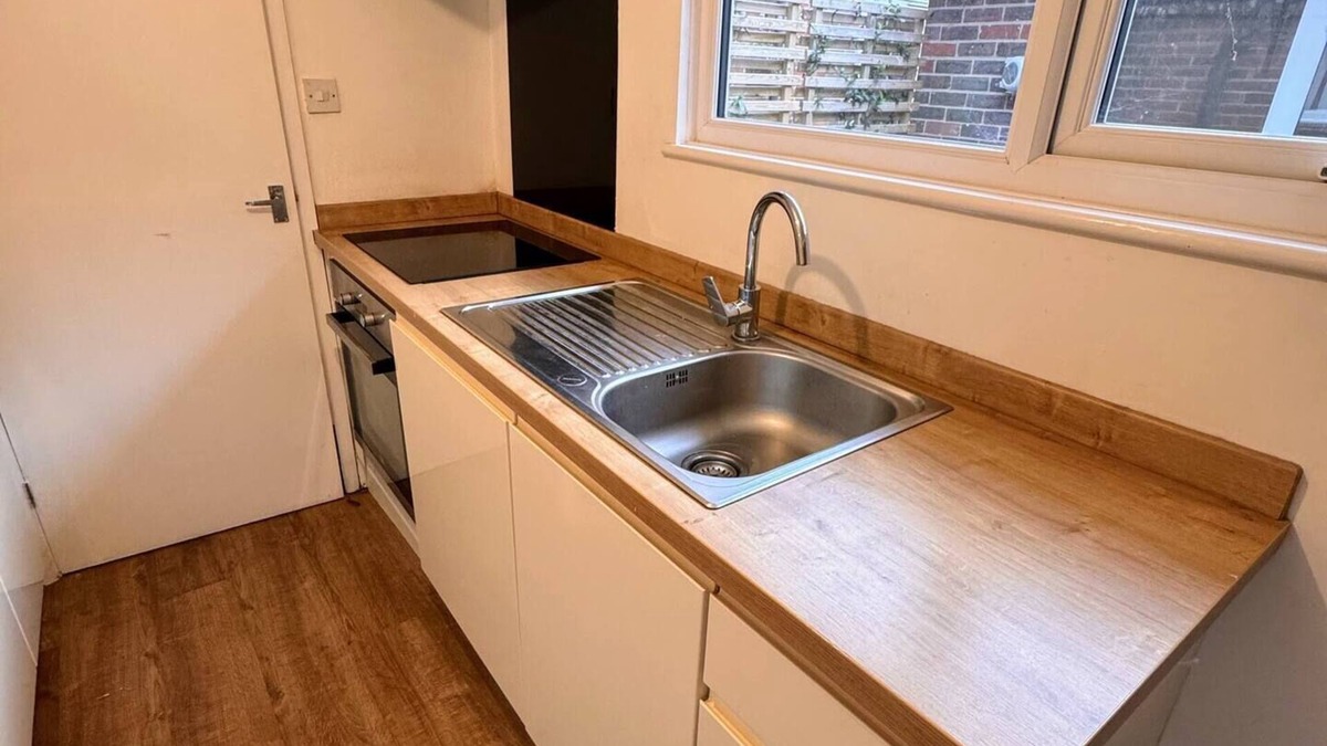 Odiham Apartment | Cosy & Modern Self Contained Apartment. Central and no cleaning fee!