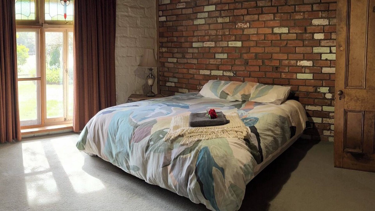 Briagolong House | Cosy Mud brick Bush-Getaway nPet Friendly & country Views