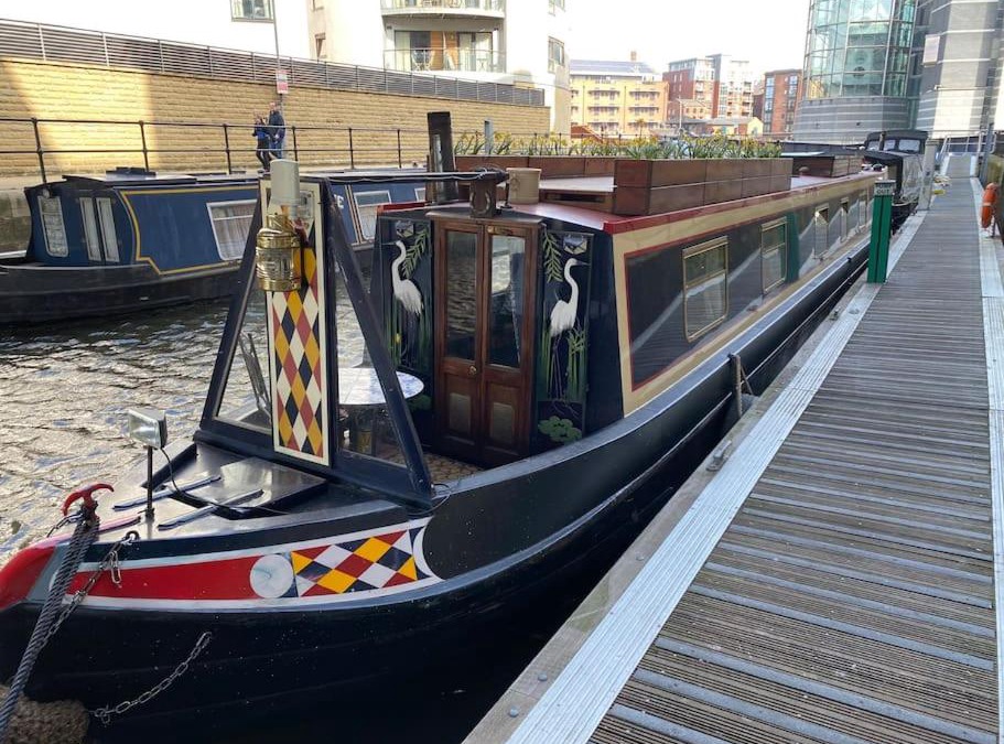Leeds Boat Rental | Cosy Narrowboat Leeds Dock