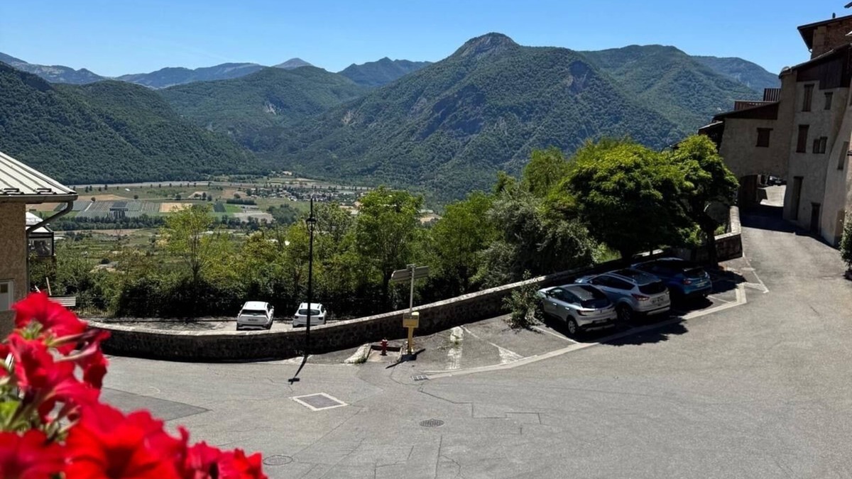 Espinasses House | Cosy nest in Théus with panoramic view