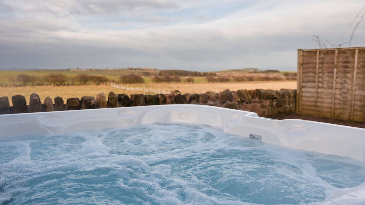 Berwick-upon-Tweed Cottage | Cosy Northumberland farm cottage with hot tub in quiet location