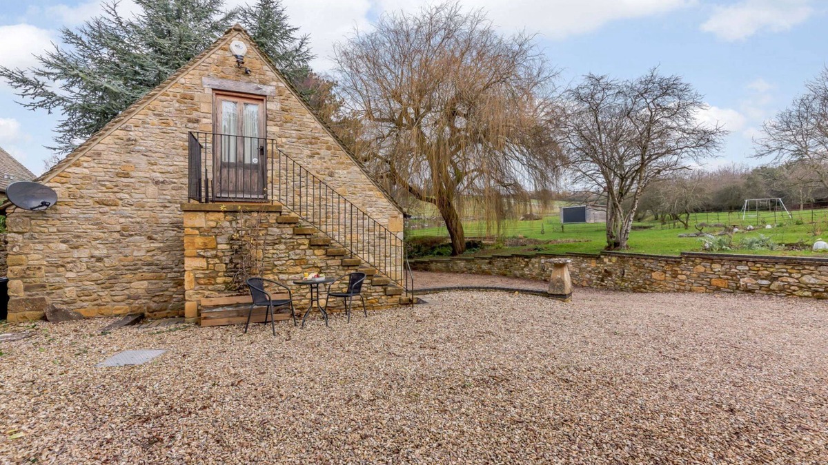 Little Rissington Cottage | Cosy one bedroom dog friendly holiday home in the Cotswolds - The Nest at Robins Roost