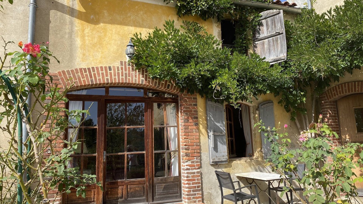 Lascazeres Cottage | Cosy one bedroom Gite, with Pool. MADIRAN