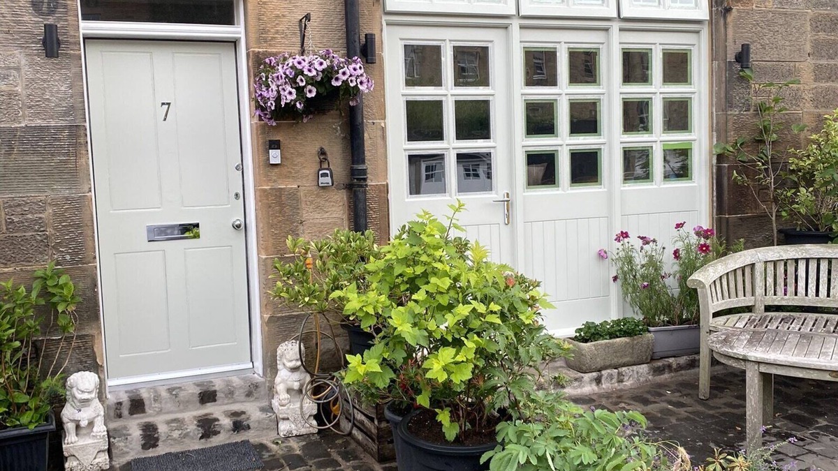 Comely Bank Apartment | Cosy original Mews House in the centre of the city