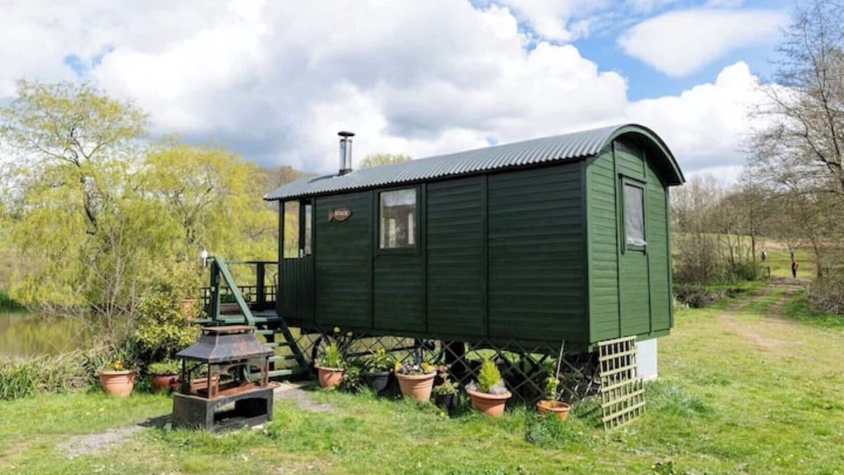 Hadlow Down House | Cosy, peaceful & secluded lakeside cabin. BBQ, Firepit, Fishing, Dogs welcome.