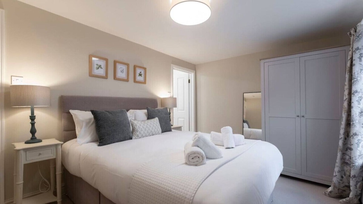 Montpellier House | Cosy & Peaceful Self Contained Home in Montpellier