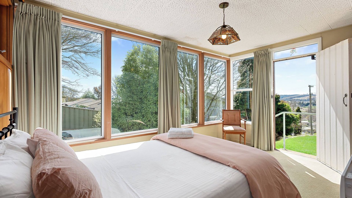 Oberon Ski Chalet | Cosy Pet Friendly Chalet, just 40m to Bathurst Races, 2m to Oberon Town Centre