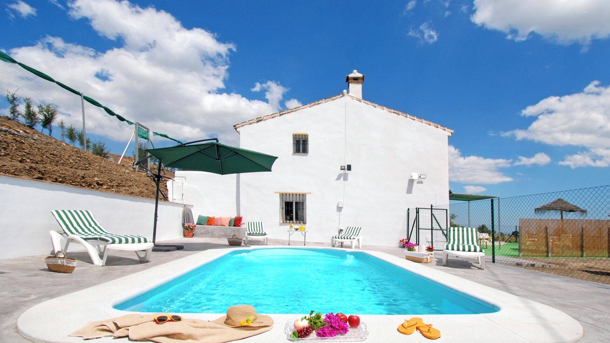 Comares Villa | Cosy Poolside Escape for Four. Salt-filtered pool. Breathtaking views.