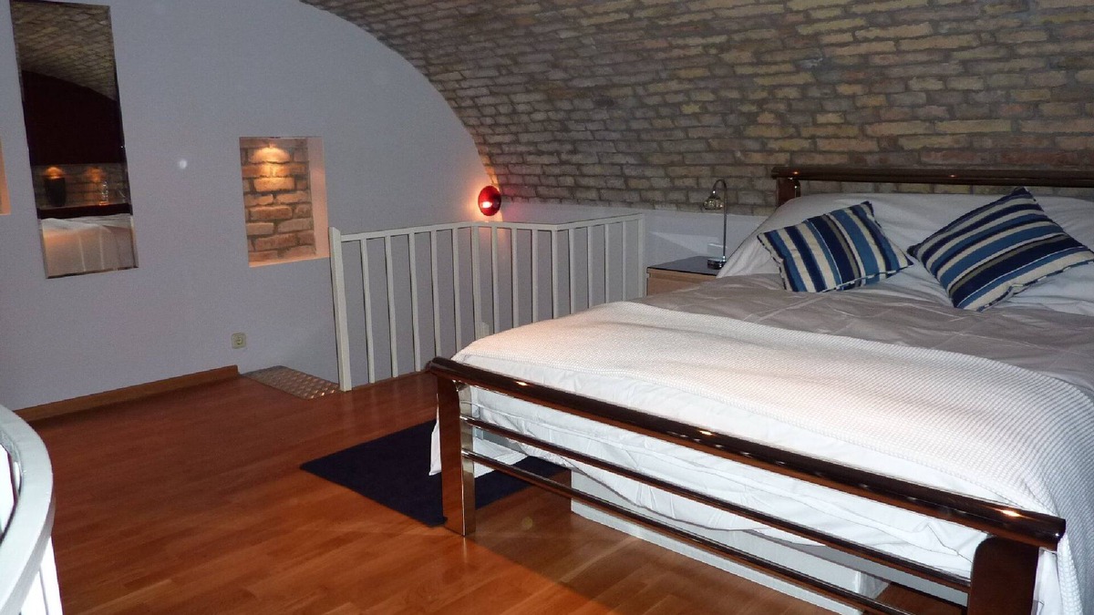 Belvaros - Lipotvaros Apartment | Cosy, quiet, sleeps 2 apartment very close to the Chain Bridge and the Basilica