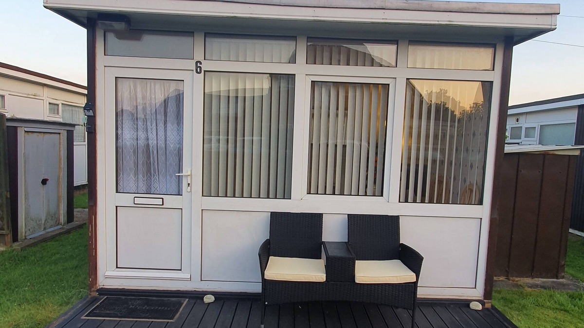Chapel Saint Leonards Ski Chalet | Cosy Relaxing Chalet very close to beach and tour bus