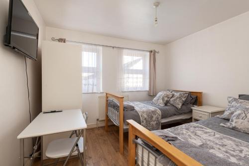 Gillingham House | Cosy Retreat - SmartTV and Wi-Fi