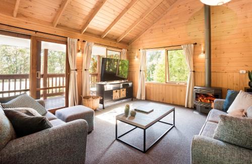 Sassafras Ski Chalet | Cosy Romantic Lodge, Perfect Couples Getaway