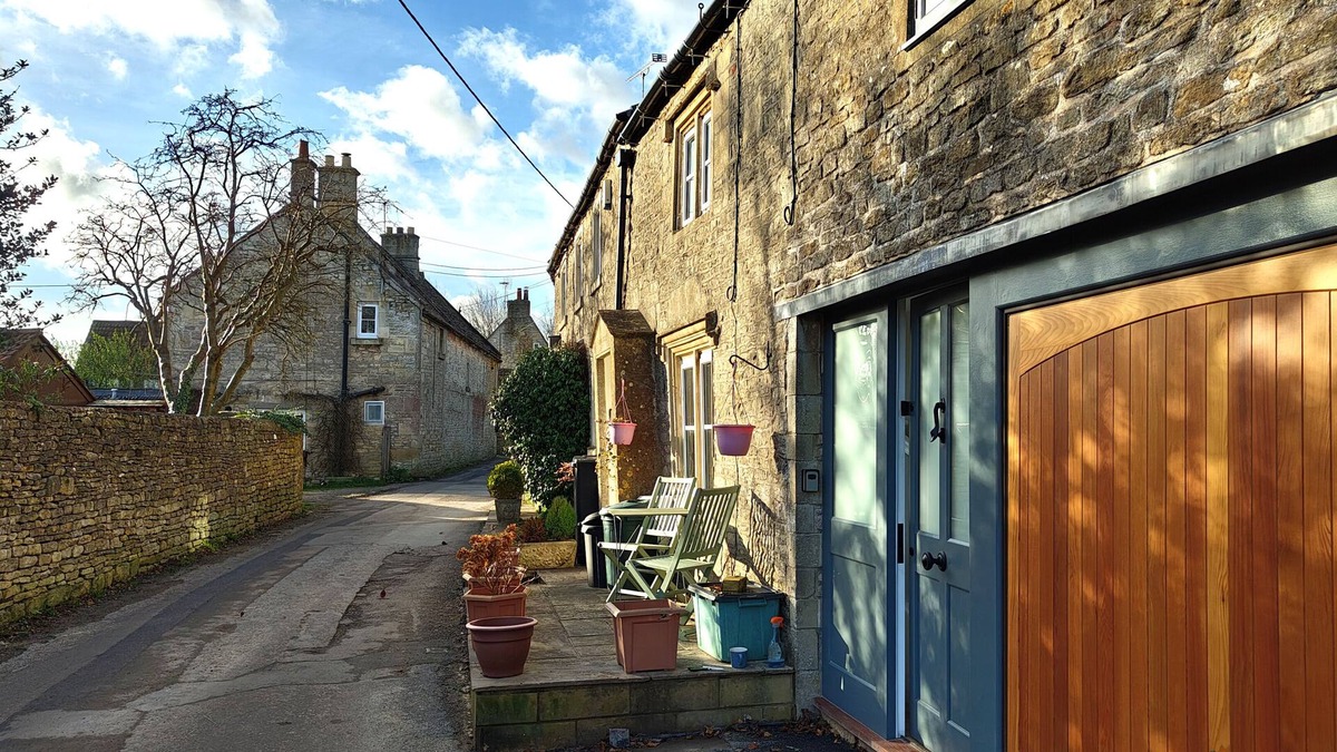 Colerne Cottage | Cosy romantic stay in historic Cotswold cottage
