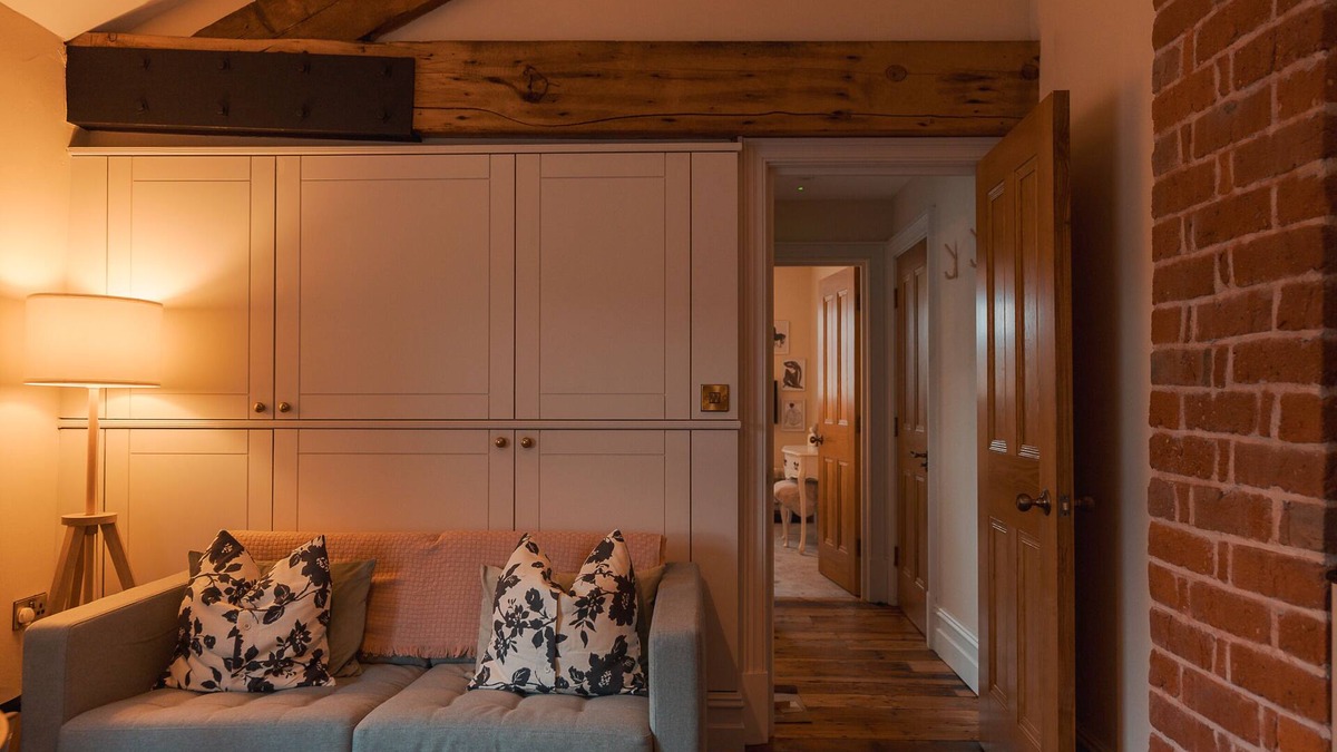 High Peak Apartment | Cosy romantic suite in a 16thC listed building