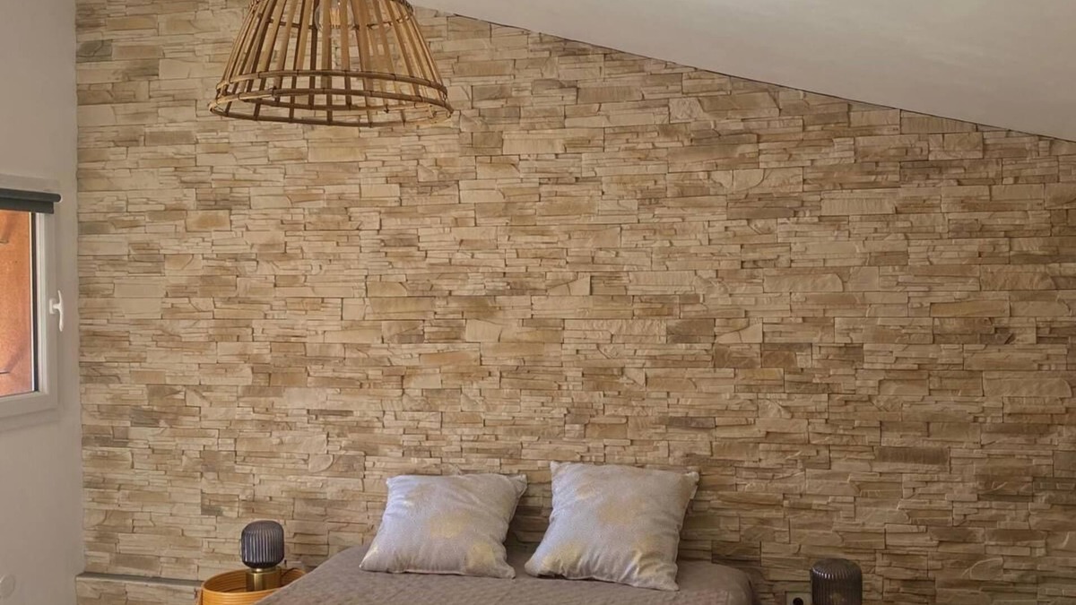 Saint-Martin-de-Crau Bed & Breakfast | Cosy room with exterior