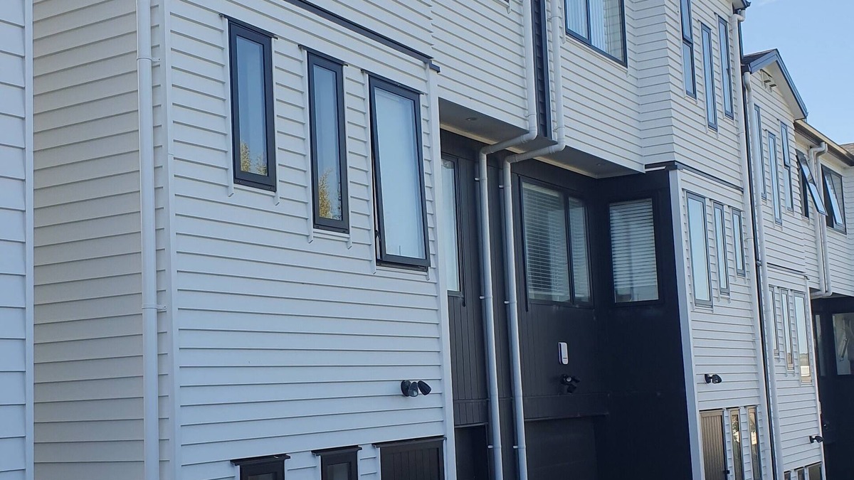 Mount Roskill House | Cosy room with ensuite bathroom on ground floor.