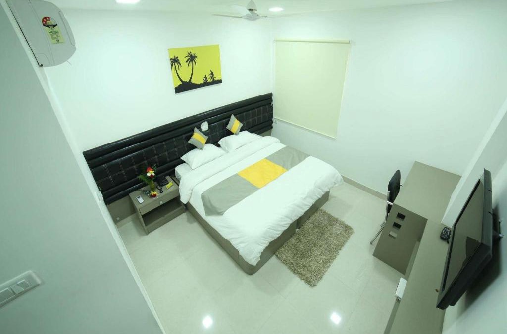 Madhapur House | Cosy Room With Private Bath And Work Desk
