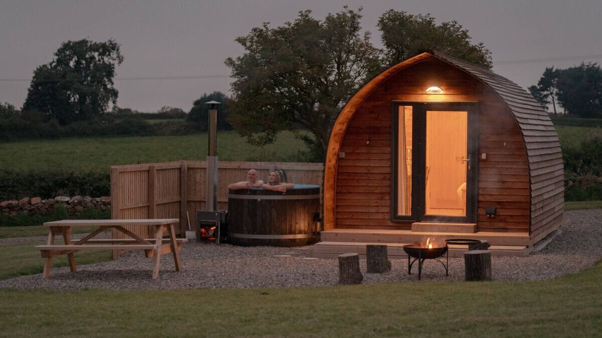 Wing Cabin | Cosy Rural Cabin with Wood Fired Hot Tub