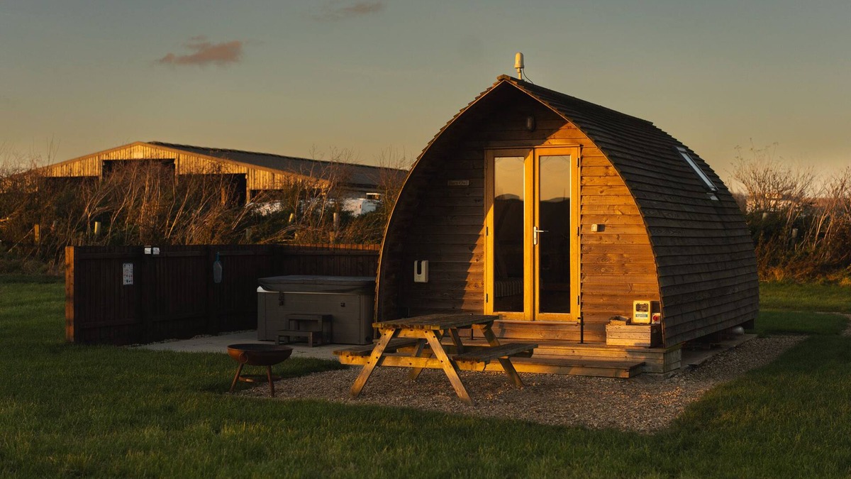 Grantham Cabin | Cosy Rural Cabin with Electric Hot Tub