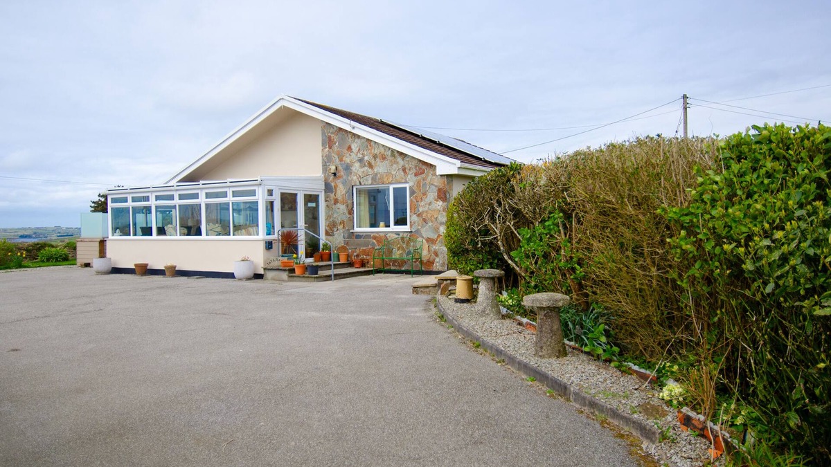 Penryn House | Cosy Rural Bungalow In Cornwall between Falmouth and Helston Nr Penryn Campus