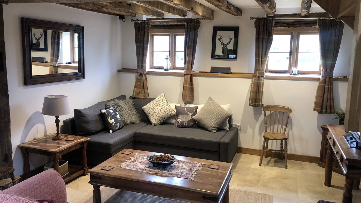Crawley Down House | Cosy, Rustic 17th Century Countryside Barn.