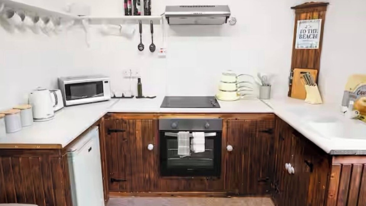 Borth Apartment | Cosy Seaside Apartment in old stone cottage, steps from the beach.